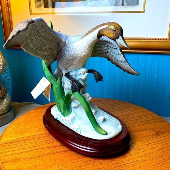 American bird ,Jonathan Byron figurine, porcelain, hand-painted vintage